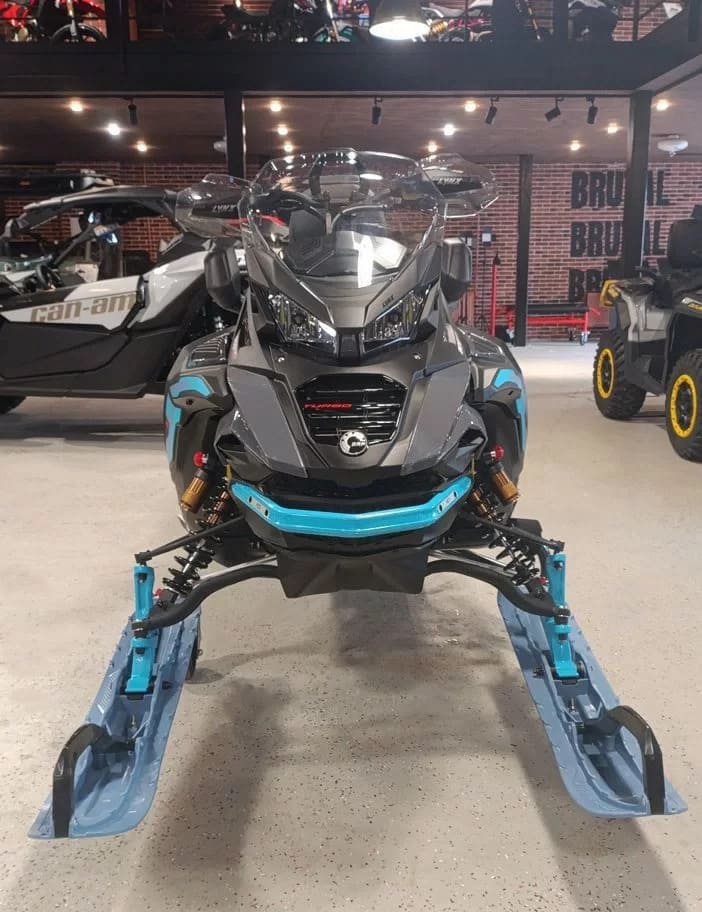 Снегоход BRP Commander 900 Ace Turbo 2024 Фото 3 Снегоход BRP Commander 900 Ace Turbo 2024 Обзор-Фото 3