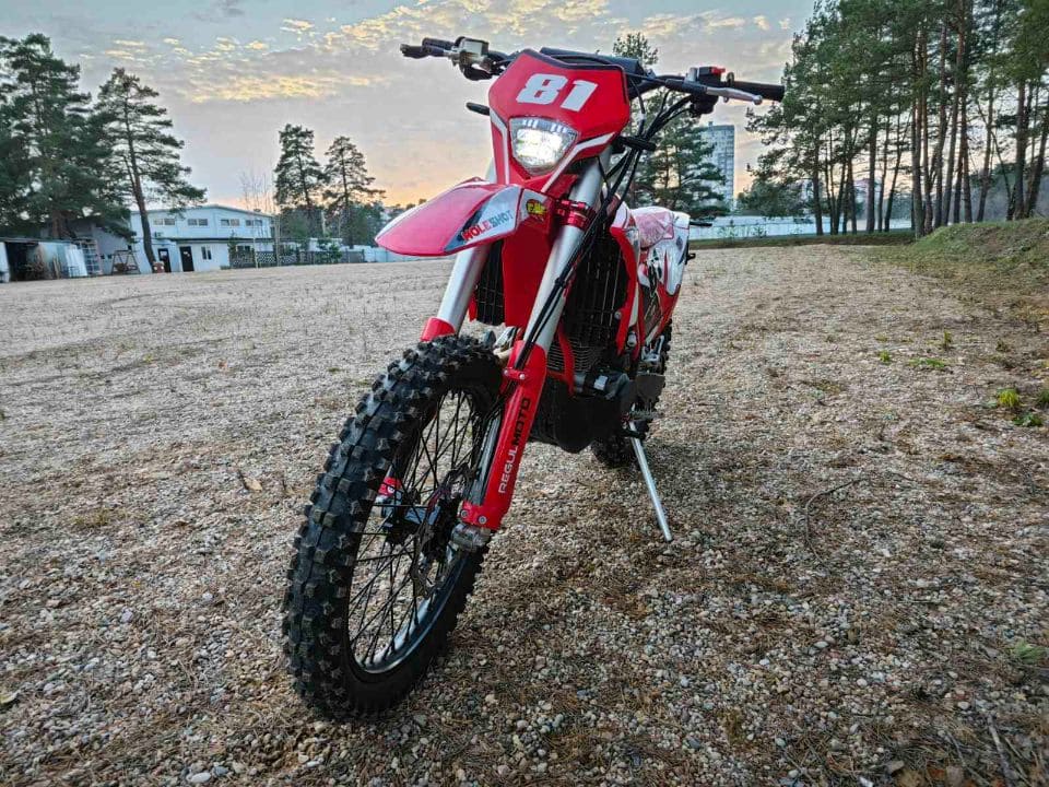 Мотоцикл кроссовый эндуро REGULMOTO Holeshot Red Edition Фото 8 Мотоцикл кроссовый эндуро REGULMOTO Holeshot Red Edition Обзор-Фото 8