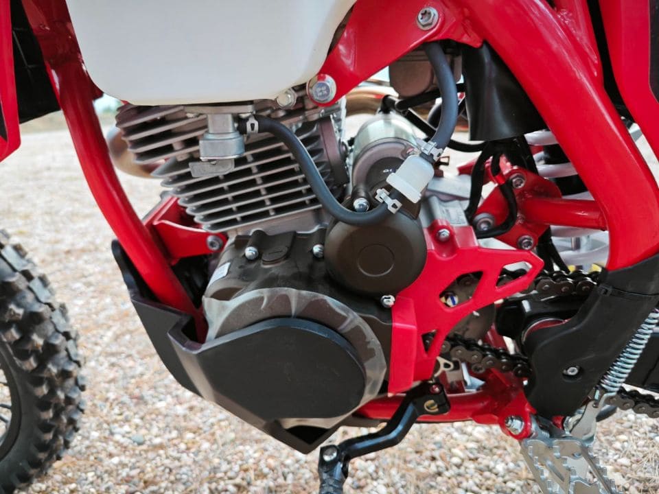 Мотоцикл кроссовый эндуро REGULMOTO Holeshot Red Edition Фото 19 Мотоцикл кроссовый эндуро REGULMOTO Holeshot Red Edition Обзор-Фото 19