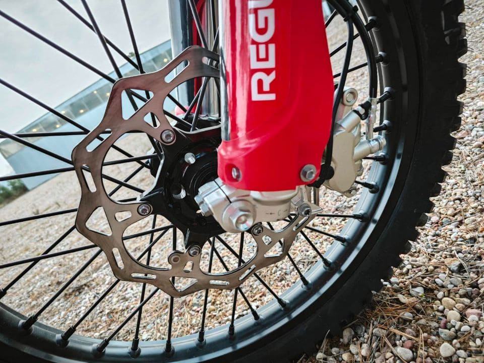 Мотоцикл кроссовый эндуро REGULMOTO Holeshot Red Edition Фото 21 Мотоцикл кроссовый эндуро REGULMOTO Holeshot Red Edition Обзор-Фото 21