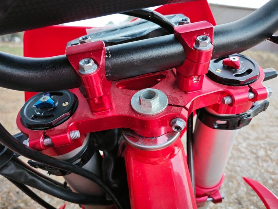Мотоцикл кроссовый эндуро REGULMOTO Holeshot Red Edition Фото 17 Мотоцикл кроссовый эндуро REGULMOTO Holeshot Red Edition Обзор-Фото 17