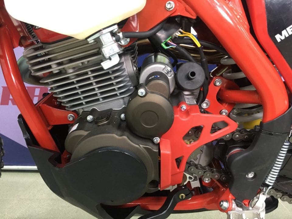 Мотоцикл кроссовый эндуро REGULMOTO Holeshot Red Edition Фото 5 Мотоцикл кроссовый эндуро REGULMOTO Holeshot Red Edition Обзор-Фото 5