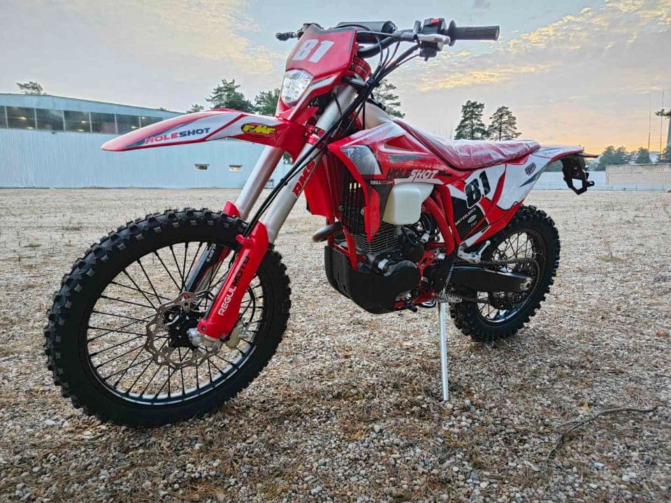 Мотоцикл кроссовый эндуро REGULMOTO Holeshot Red Edition Фото 9 Мотоцикл кроссовый эндуро REGULMOTO Holeshot Red Edition Обзор-Фото 9