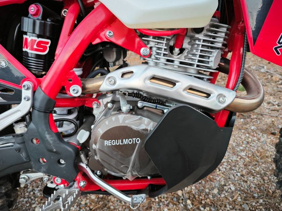 Мотоцикл кроссовый эндуро REGULMOTO Holeshot Red Edition Фото 28 Мотоцикл кроссовый эндуро REGULMOTO Holeshot Red Edition Обзор-Фото 28