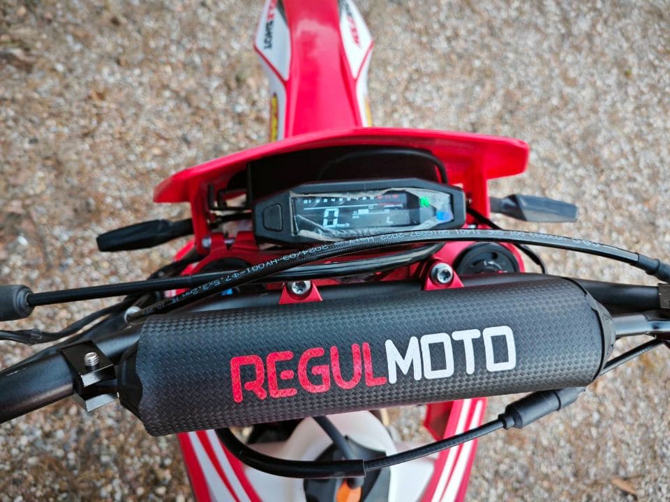 Мотоцикл кроссовый эндуро REGULMOTO Holeshot Red Edition Фото 14 Мотоцикл кроссовый эндуро REGULMOTO Holeshot Red Edition Обзор-Фото 14