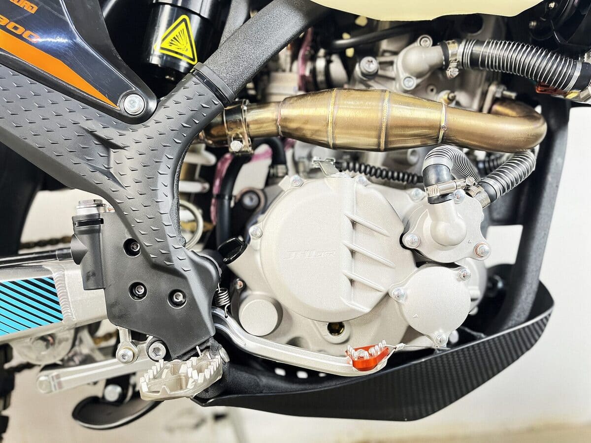 Мотоцикл JHL Z6 NB300 (174MN-5) ENDURO Фото 6 Мотоцикл JHL Z6 NB300 (174MN-5) ENDURO Обзор-Фото 6