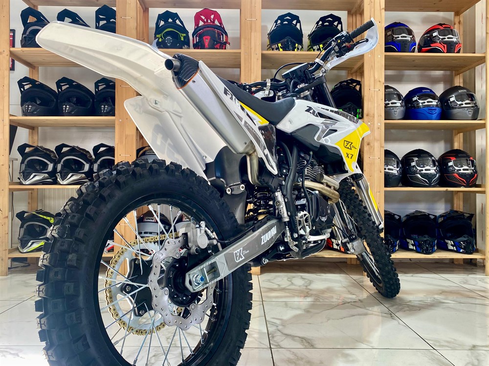 Мотоцикл ZUUMAV FX X7 FXR 250 ENDURO Фото 6 Мотоцикл ZUUMAV FX X7 FXR 250 ENDURO Обзор-Фото 6