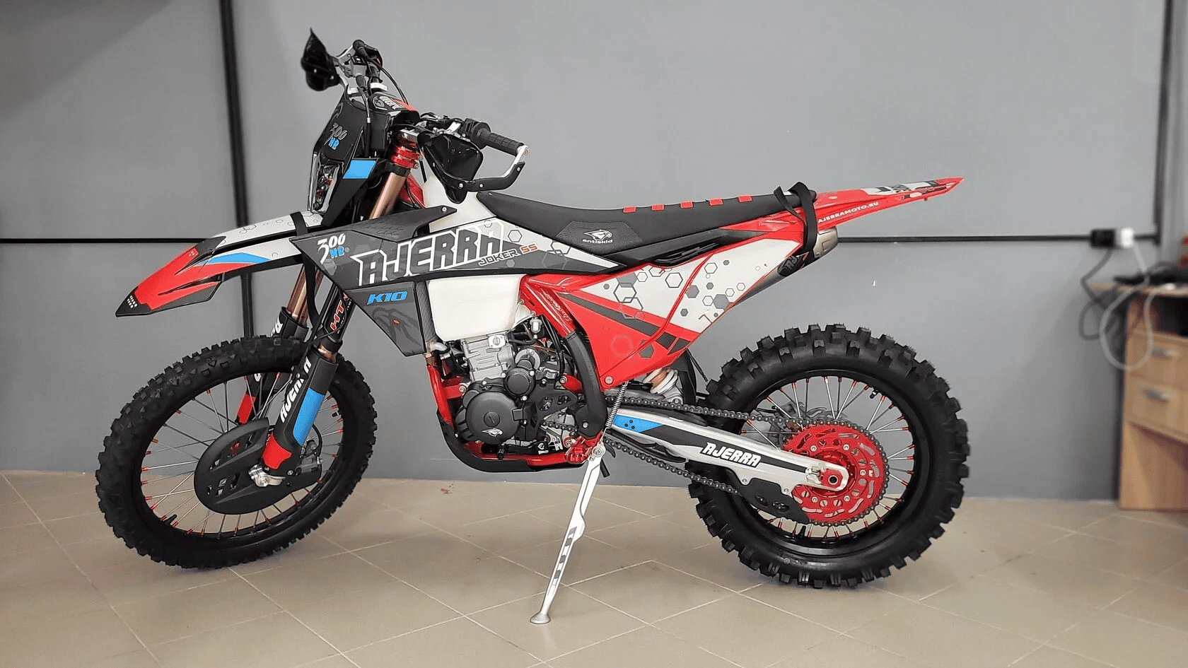 Мотоцикл кроссовый эндуро AJERRA Joker SS K10 T9 Фото 2 Мотоцикл кроссовый эндуро AJERRA Joker SS K10 T9 Обзор-Фото 2