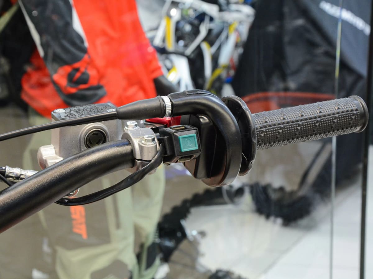 Мотоцикл ZUUMAV K7 CBS-300G ENDURO Фото 13 Мотоцикл ZUUMAV K7 CBS-300G ENDURO Обзор-Фото 13